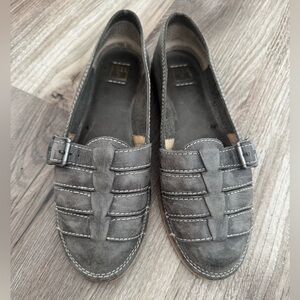 Frye Milly Fisherman leather slip-on flats in charcoal grey.
Size 7.5